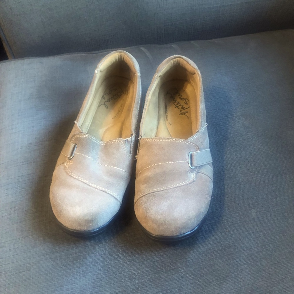 Beige Natural Soul women’s shoes . Size 9 . Moderate wear
